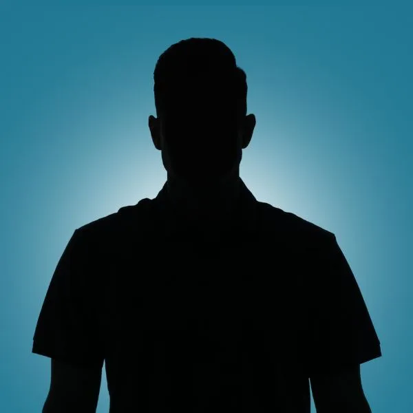 schwarze Silhouette eines Mannes vor türkisem Hintergrund