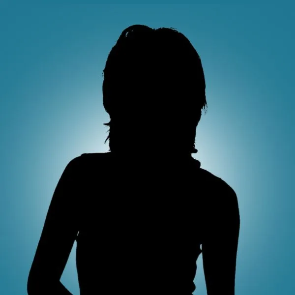 schwarze Silhouette einer Frau vor türkisem Hintergrund