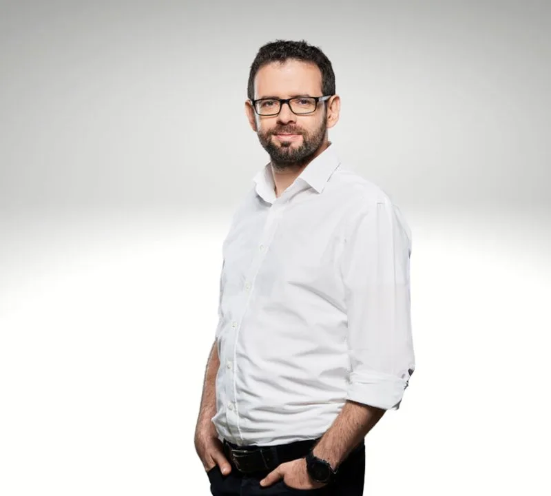 Gerd Beidernikl mit weißem Hemd und Händen in den Hosentaschen