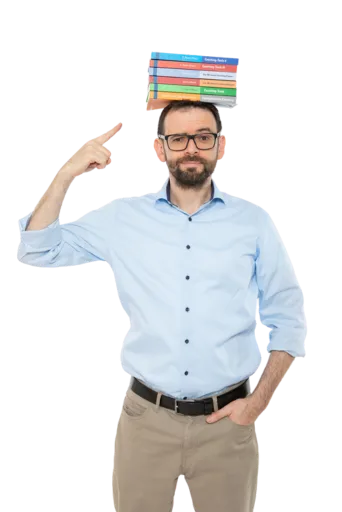 Gerd Beidernikl mit Büchern am Kopf Gerd Beidernikl hat einige Bücher auf seinem Kopf gestapelt und zeigt mit dem Finger darauf, während er eine Grimasse zieht.