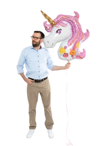 Gerd Beidernikl mit Einhorn transparent Gerd Beidernikl hält einen Luftballon, der einen großen Einhorn-Kopf darstellt.