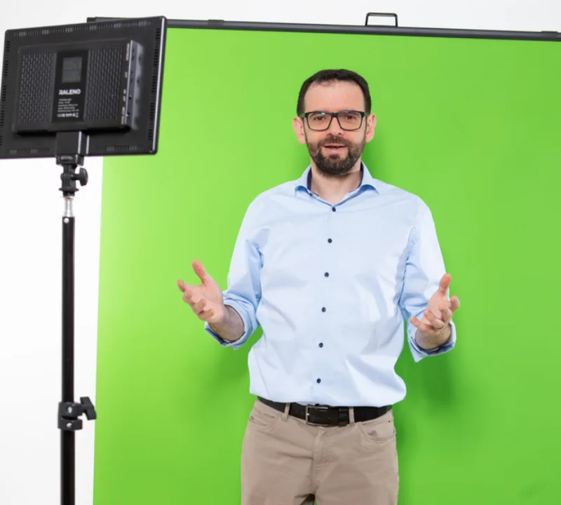 Gerd Beidernikl persönlich Gerd Beidernikl in stehender Speaker-Pose mit offenen Händen und offenem Mund vor einem Greenscreen