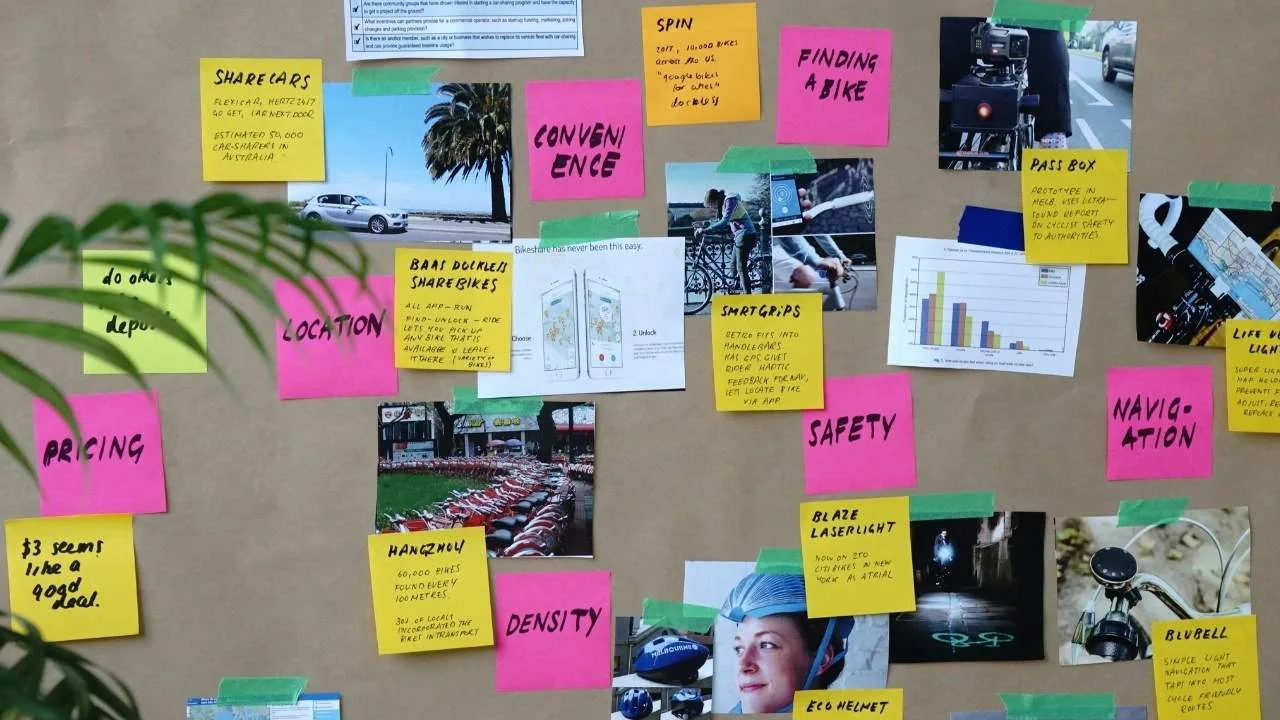 Eine Pinnwand, die Pins mit Fotos und Texten zeigt für die Entwicklung eines ganzheitlichen Zukunftsbildes im Rahmen eines Future Factory Workshops