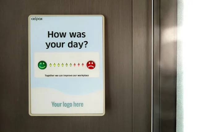 Employee Engagement, ein Bildschirm auf dem die Frage "How was your day?" steht und man auf einer Skala von grüner Smiley bis rotes trauriges Gesicht ein Rating abgeben kann
