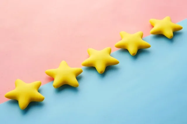 Leadership Feedback, pink blauer Hintergrund mit fünf geben Sternen im Vordergrund